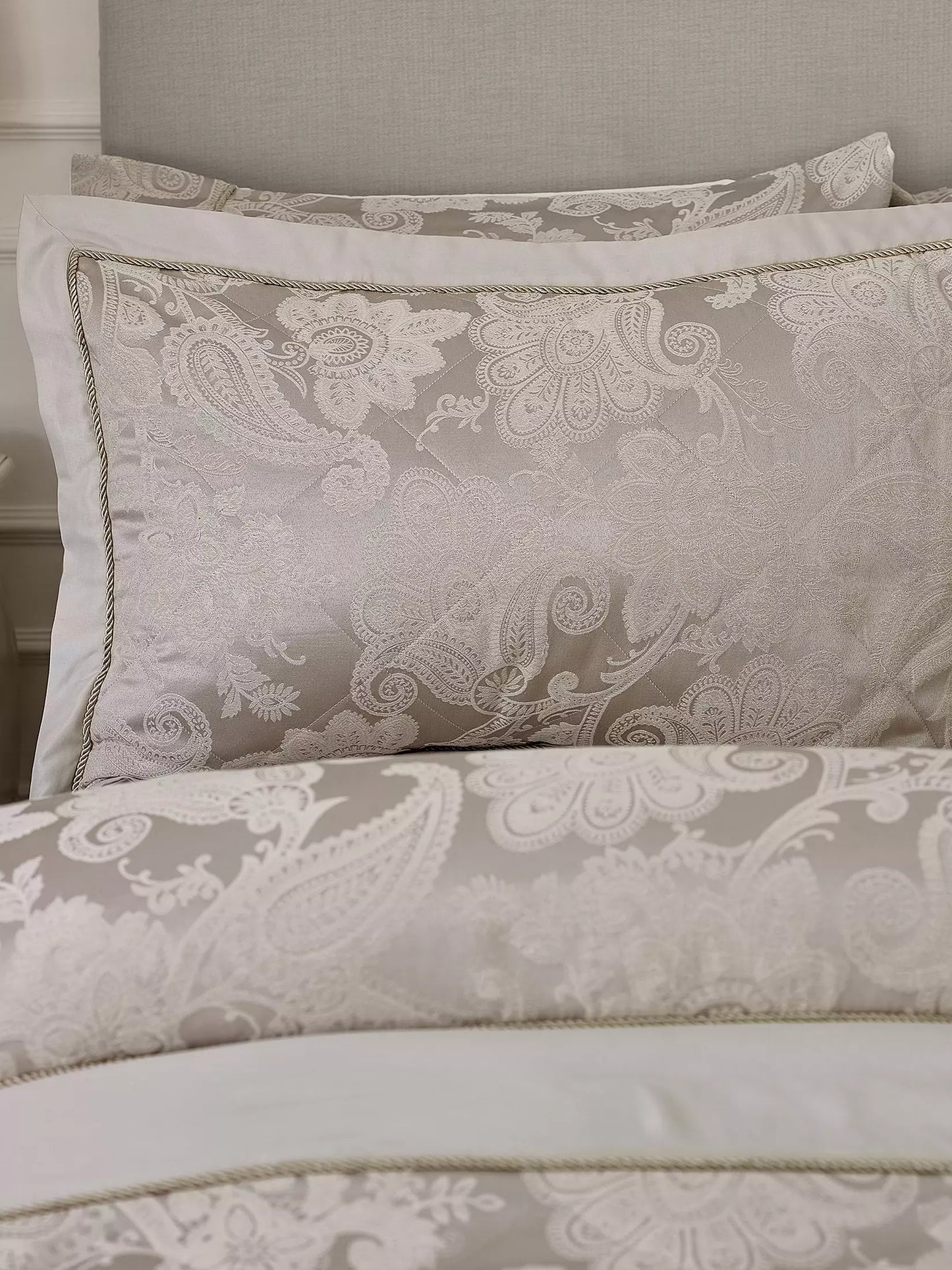 Catherine Lansfield Opulent Jacquard Duvet Set- Champagne