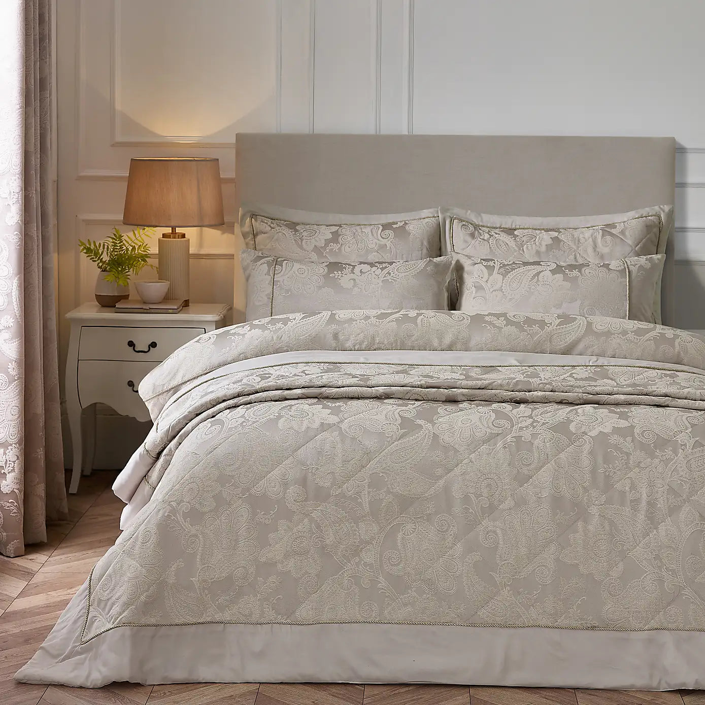 Catherine Lansfield Opulent Jacquard Duvet Set- Champagne
