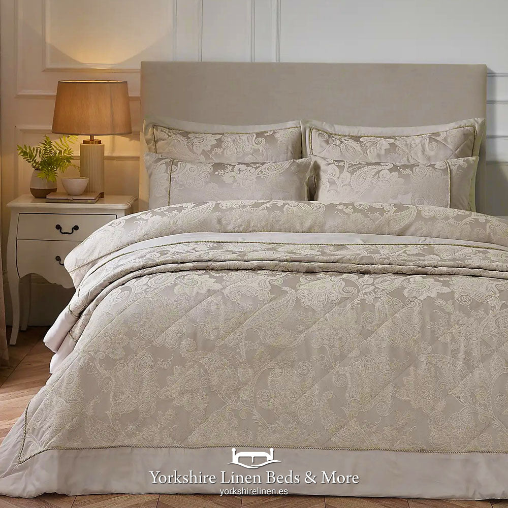 Catherine Lansfield Opulent Jacquard Duvet Set - Champagne