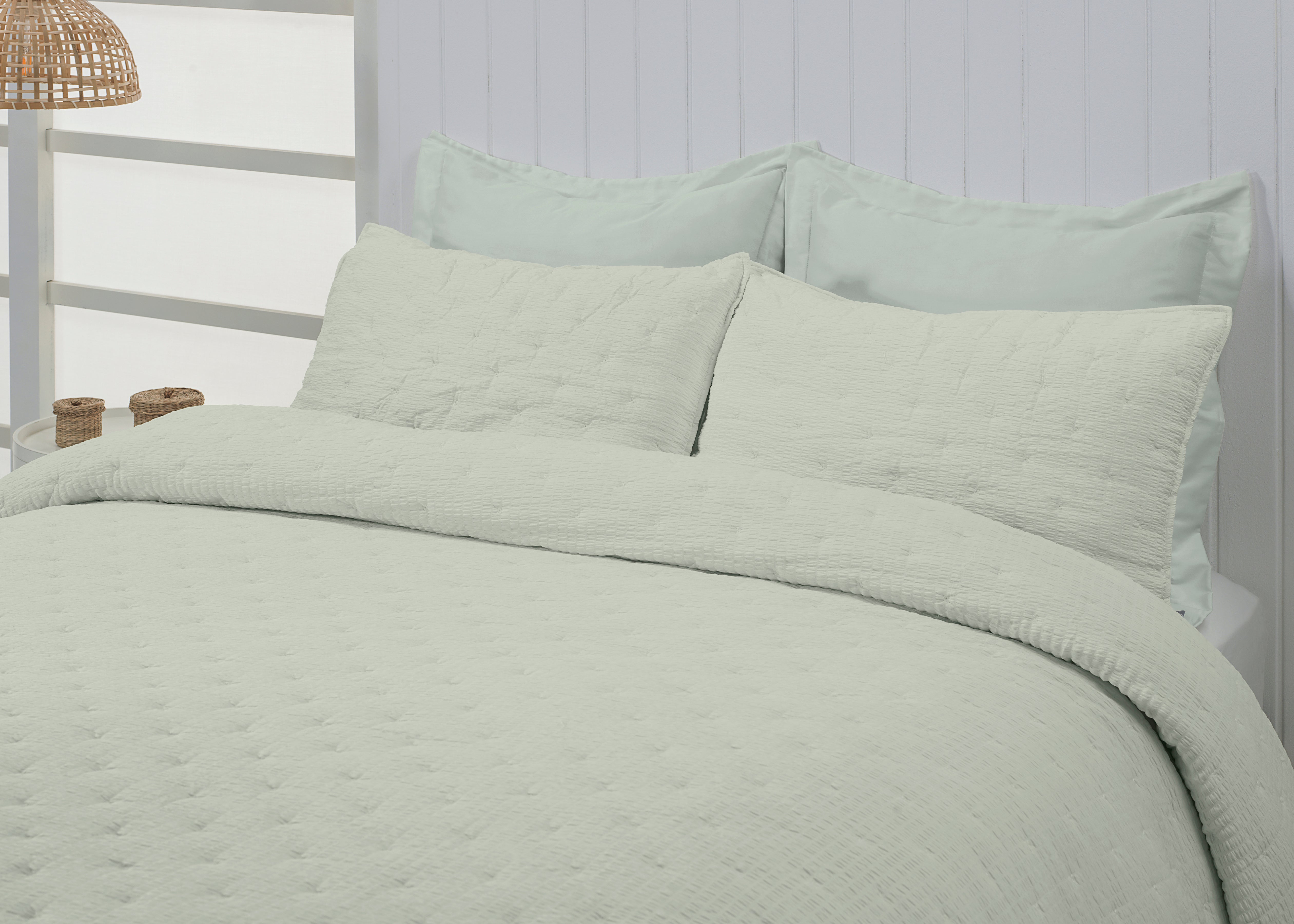 Maya Seersucker Style Bedspread- MInt