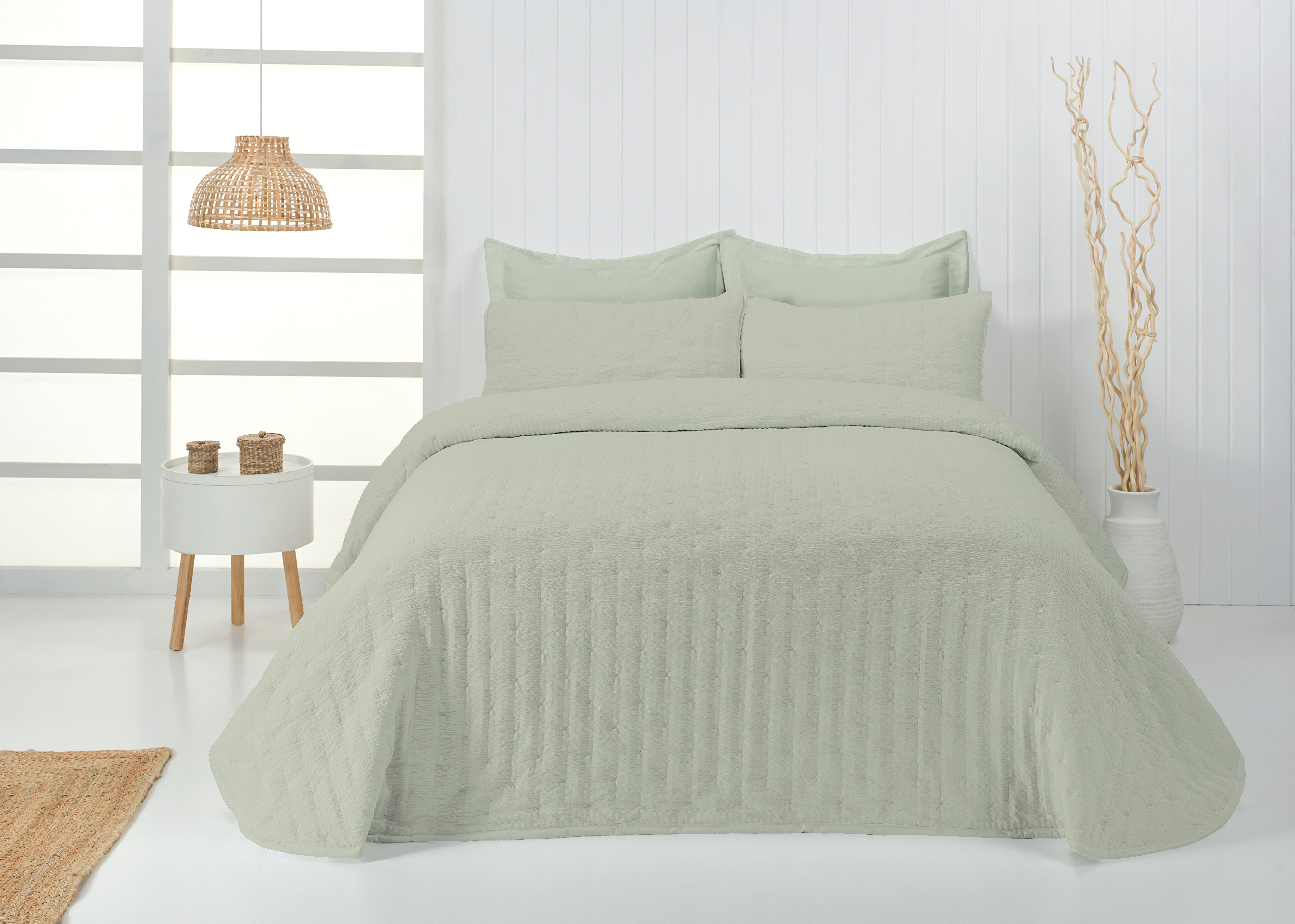 Maya Seersucker Style Bedspread- MInt