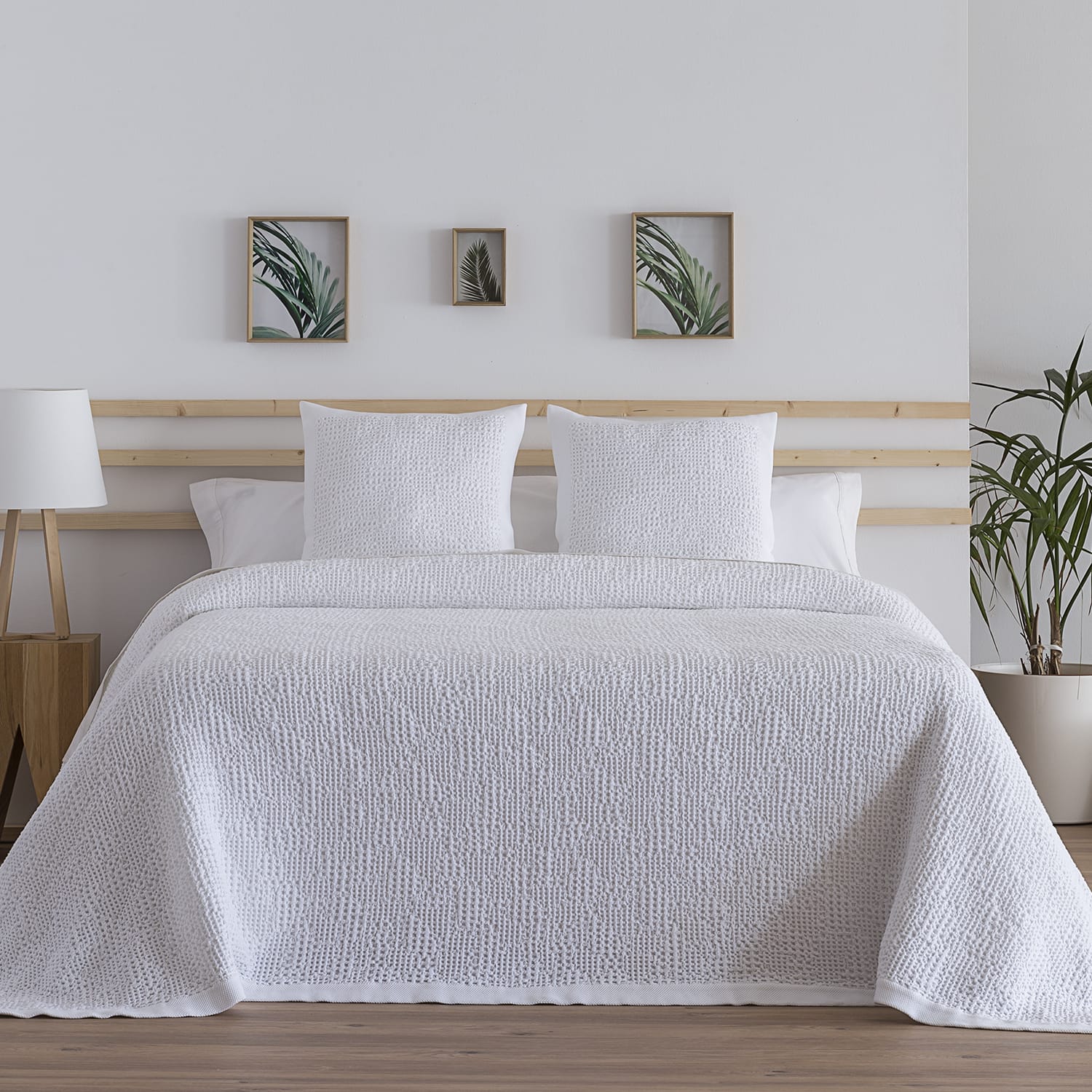 Cotton Borders Luxury Bedspread -White